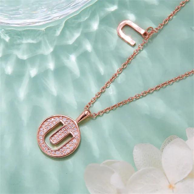 Collar de moissanita con letra "U" para mujer