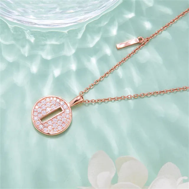 Collar de moissanita con letra "I" para mujer