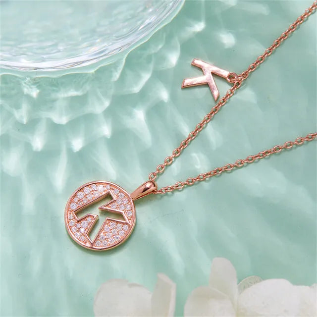 Collar de mujer con colgante de moissanita y letra "K"