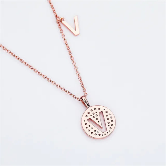 Collar de moissanita con diseño de letra "V" para mujer