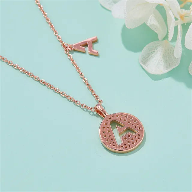 Collar de moissanita con letra "A" para mujer
