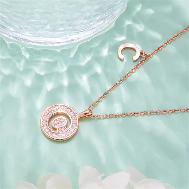 Collar con colgante de moissanita con letra "C" para mujer