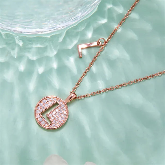 Collar de moissanita con inicial «L» para mujer