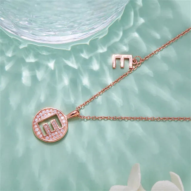 Collar de moissanita con inicial «E» para mujer