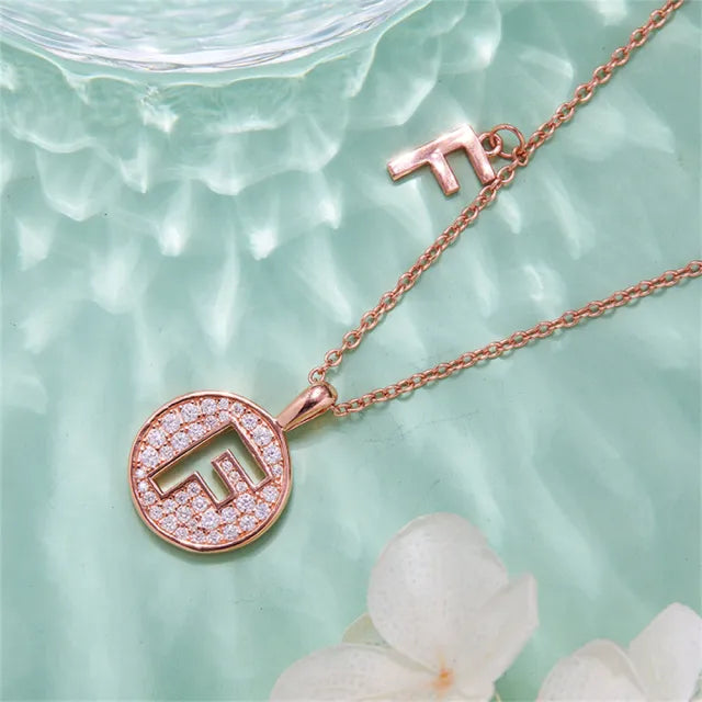 Collar con diamante de moissanita con letra "F" para mujer