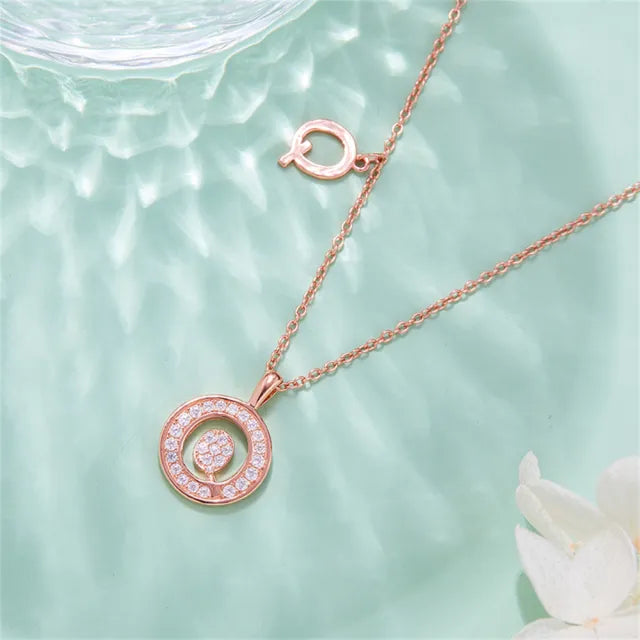Collar de moissanita con letra "Q" para mujer