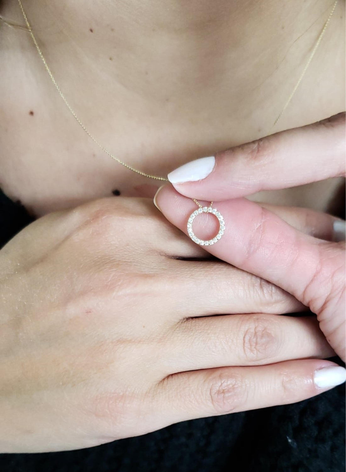 Colgante de moissanita y diamante de círculo abierto de 0.23TCW para mujer