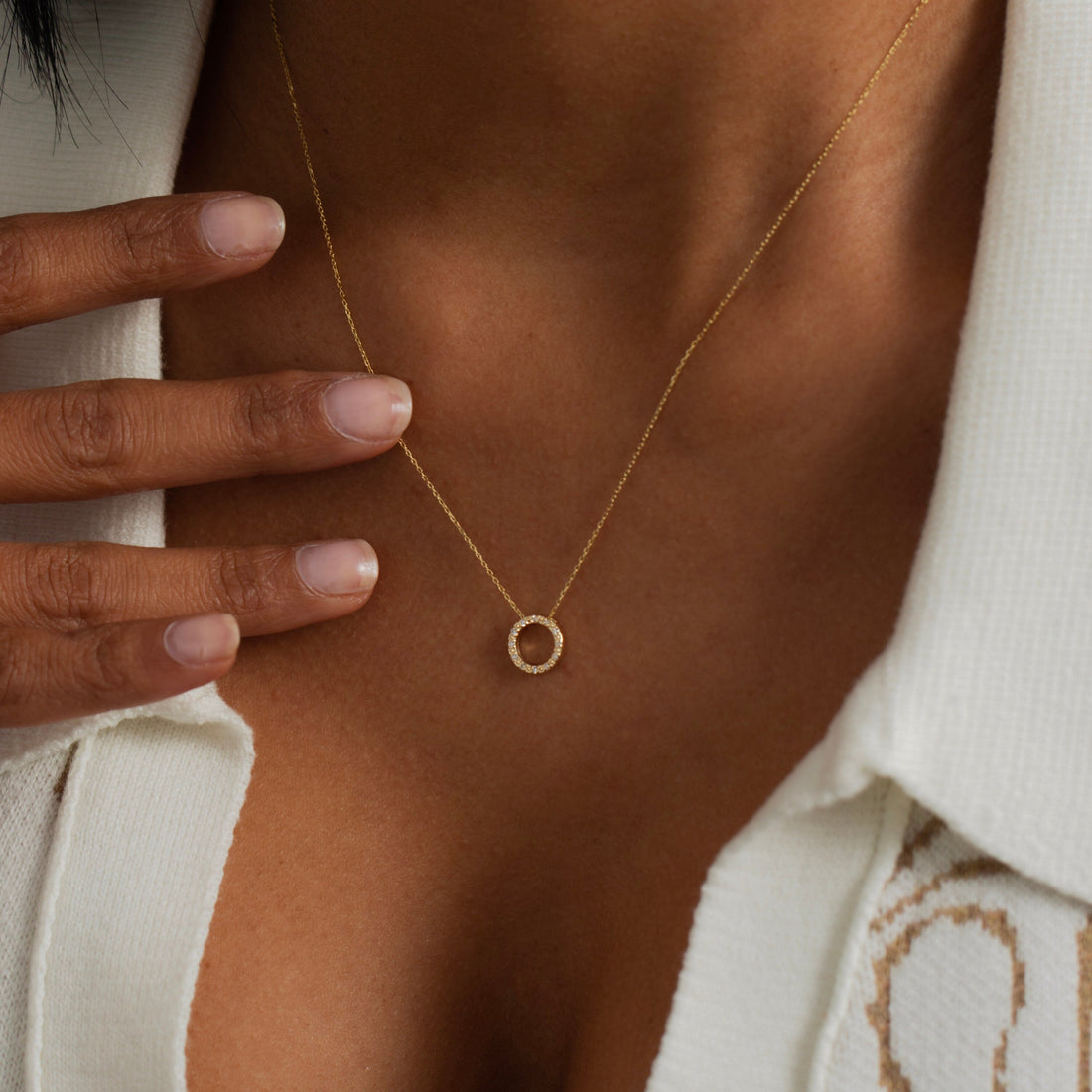 Colgante de moissanita redonda de 0,13 TCW para mujer