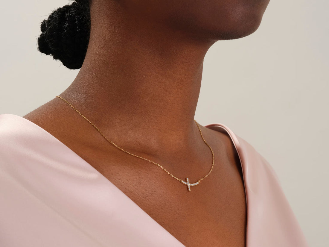 Collar de moissanita con cruz de lado y diamante para mujer